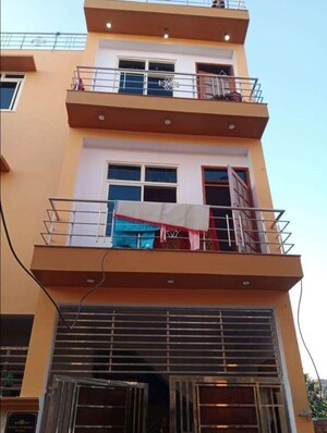 2 BHK Independent House For Rent in Daliganj