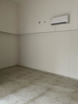 Room in 1.5 BHK Apartment at Lodha Amara, Kolshet Road – for Rent