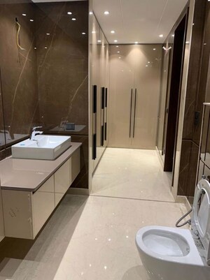 Team Area in 4 BHK Builder Floor at DLF The Grove, Sector 54 – for Rent