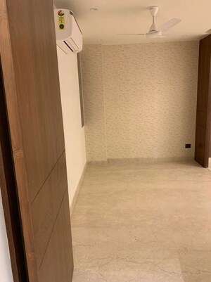 Room in 4 BHK Builder Floor at DLF The Grove, Sector 54 – for Rent