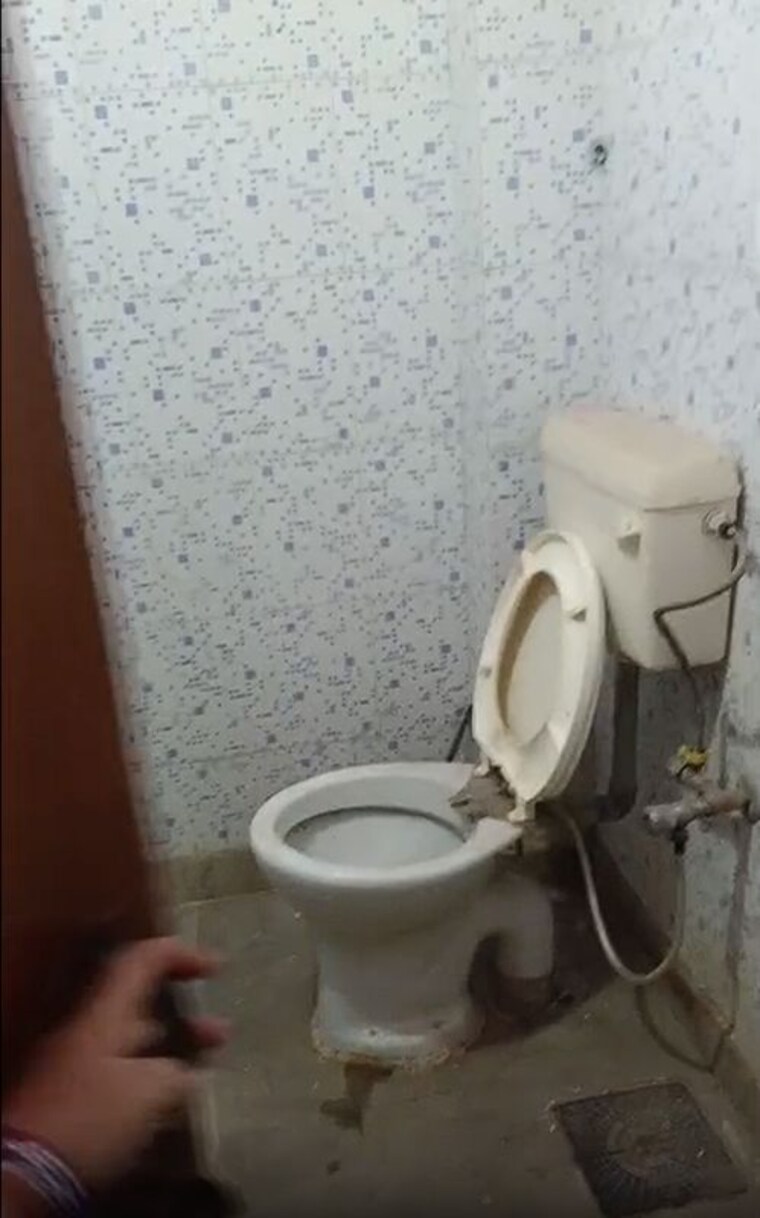 Bathroom, laxmi nagar 2 Bedroom 70 Sq.Yd. Builder Floor In Laxmi Nagar Delhi 10671118