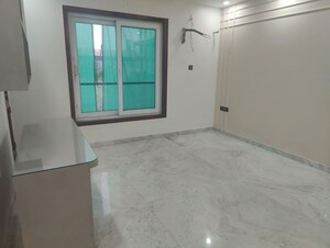 Room in 3 BHK Builder Floor at Sector 52 – for Rent