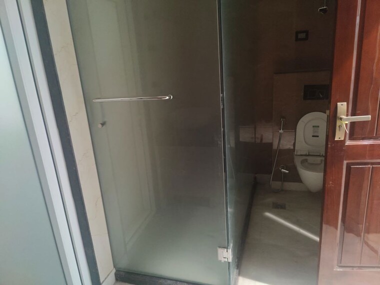 Bathroom, sector 52 3 Bedroom 2200 Sq.Ft. Builder Floor In Sector 52 Gurgaon 10758824