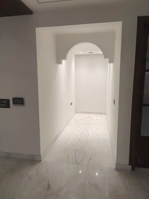 Building Lobby in 3 BHK Builder Floor at Sector 52 – for Rent