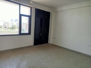 Room in 3 BHK Builder Floor at Sector 52 – for Rent