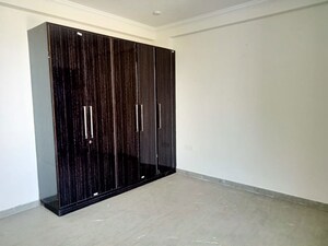 Room in 3 BHK Builder Floor at Sector 52 – for Rent