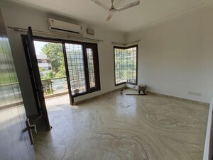 Room in 3 BHK Builder Floor at Sector 55 – for Rent