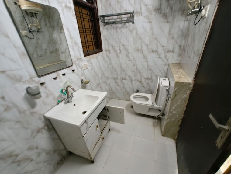 Bathroom, sector 55 3 Bedroom 2200 Sq.Ft. Builder Floor In Sector 55 Gurgaon 10758862