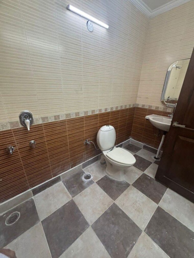 Bathroom, sector 14 2 Bedroom 1478 Sq.Ft. Independent House In Sector 14 Gurgaon 10758868