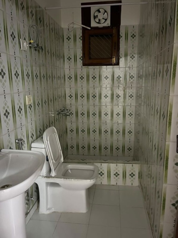 Bathroom, sector 36 6 Bedroom 375 Sq.Yd. Independent House In Sector 36 Noida 10758790