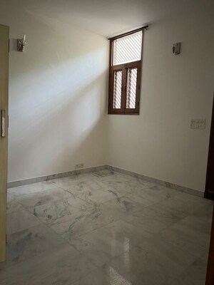 Room in 6 BHK Independent House at Sector 36 – for Rent