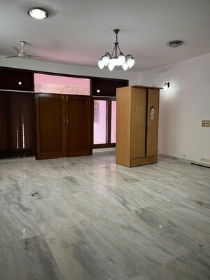 Room in 6 BHK Independent House at Sector 36 – for Rent
