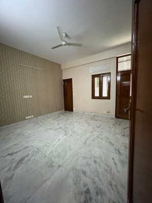 Room in 6 BHK Independent House at Sector 36 – for Rent