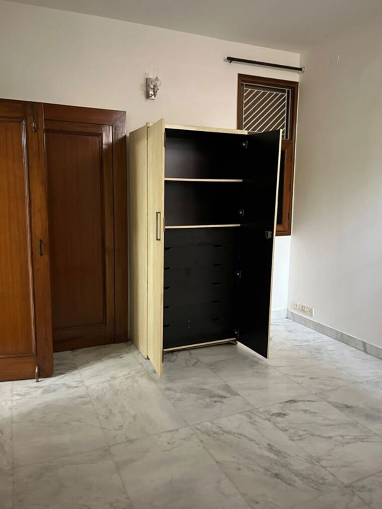 Room, sector 36 6 Bedroom 375 Sq.Yd. Independent House In Sector 36 Noida 10758790