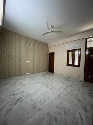 Room in 6 BHK Independent House at Sector 36 – for Rent