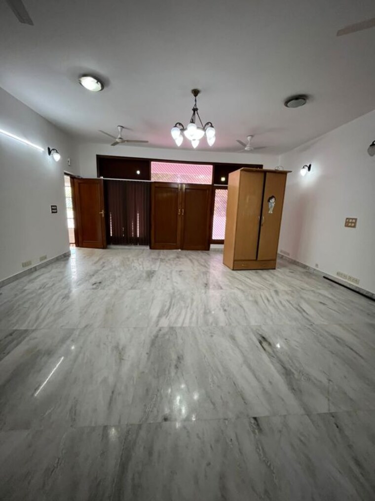Room, sector 36 6 Bedroom 375 Sq.Yd. Independent House In Sector 36 Noida 10758790