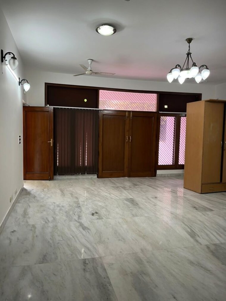 Room, sector 36 6 Bedroom 375 Sq.Yd. Independent House In Sector 36 Noida 10758790