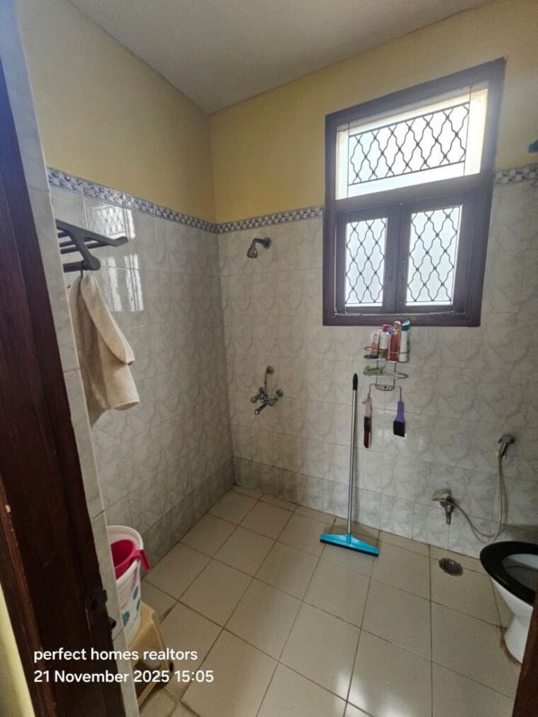 Bathroom, sector 52 3 Bedroom 120 Sq.Yd. Builder Floor In Sector 52 Gurgaon 10758961