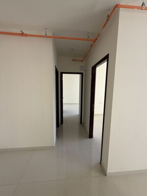 Room in 2 BHK Apartment at Kalpataru Vivant, Jogeshwari East – for Rent