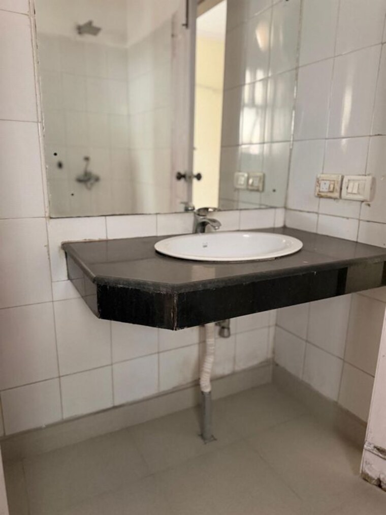Bathroom, raheja-teachers-apartments 3 Bedroom 1570 Sq.Ft. Builder Floor In Sector 31 Gurgaon 10758971