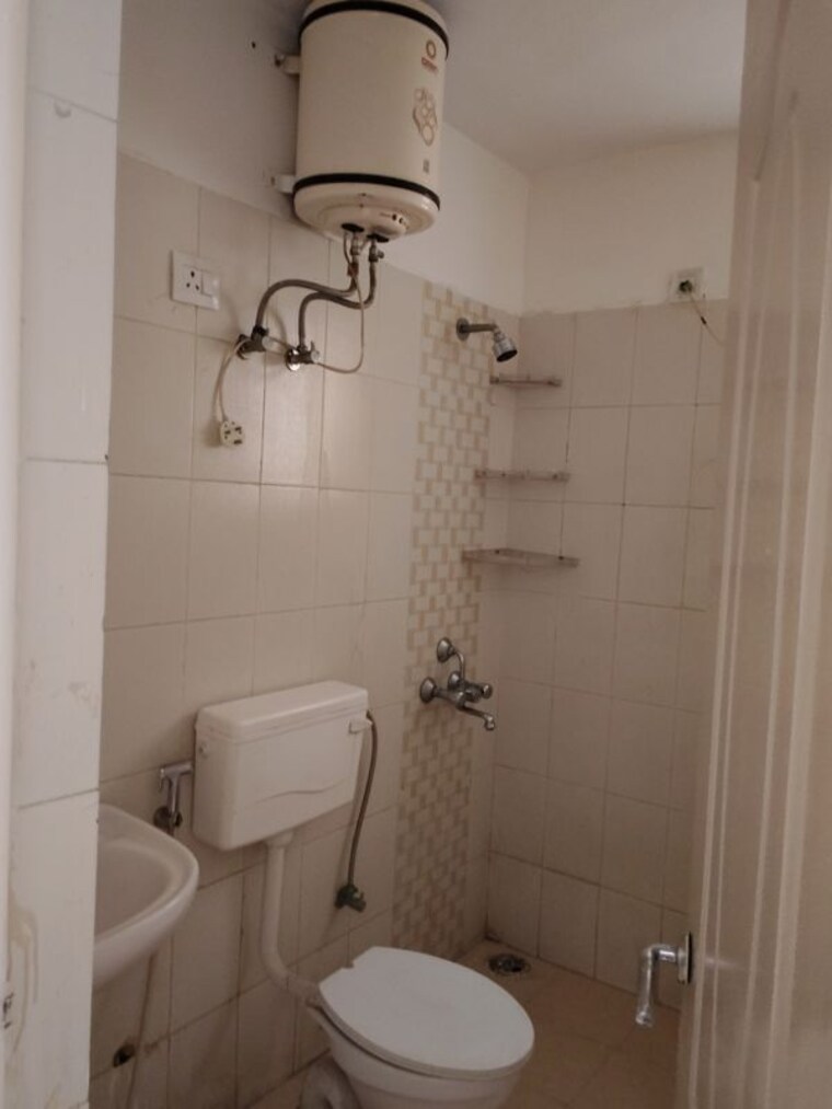 Bathroom, unitech-fresco 3 Bedroom 1664 Sq.Ft. Apartment In Sector 50 Gurgaon 10759004