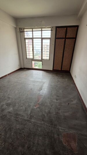 Room in 3 BHK Apartment at Eldeco Green Meadows, Pi Greater Noida – for Sale