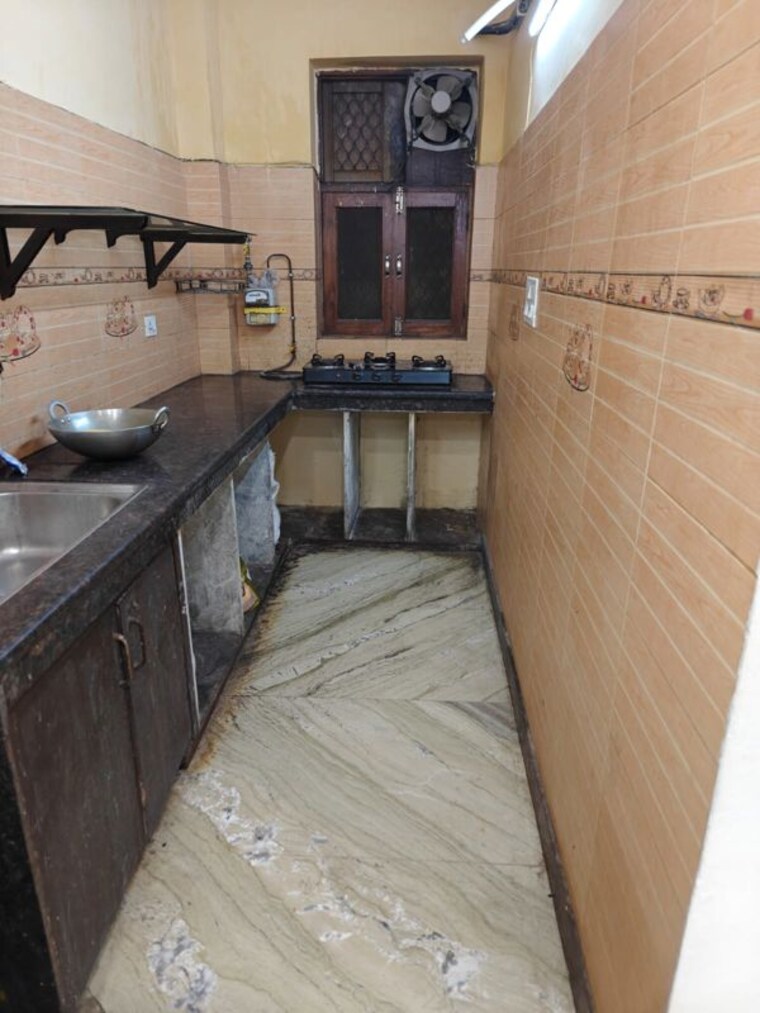 Kitchen, paschim vihar 2 Bedroom 84 Sq.Yd. Builder Floor In Paschim Vihar Delhi 10759074