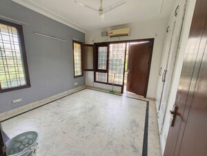 Room in 3 BHK Builder Floor at Sector 52 – for Rent