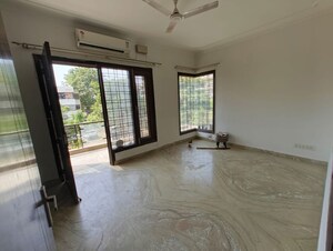 Room in 3 BHK Builder Floor at Sector 52 – for Rent