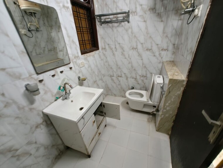Bathroom, sector 52 3 Bedroom 120 Sq.Yd. Builder Floor In Sector 52 Gurgaon 10759102