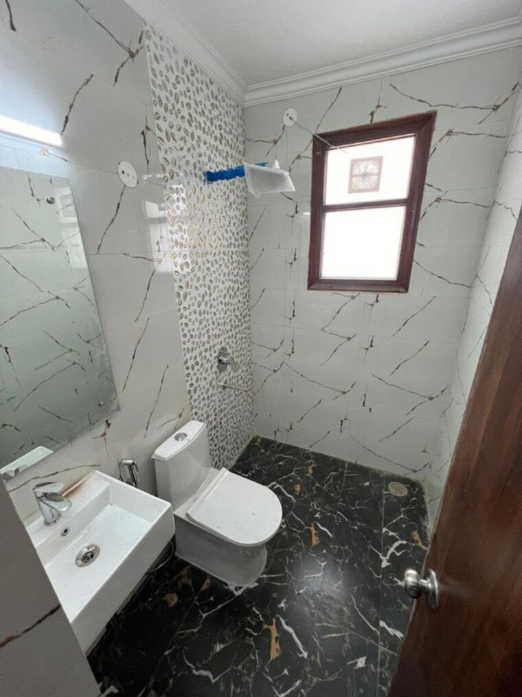 Bathroom, sector 52 3 Bedroom 120 Sq.Yd. Builder Floor In Sector 52 Gurgaon 10759116