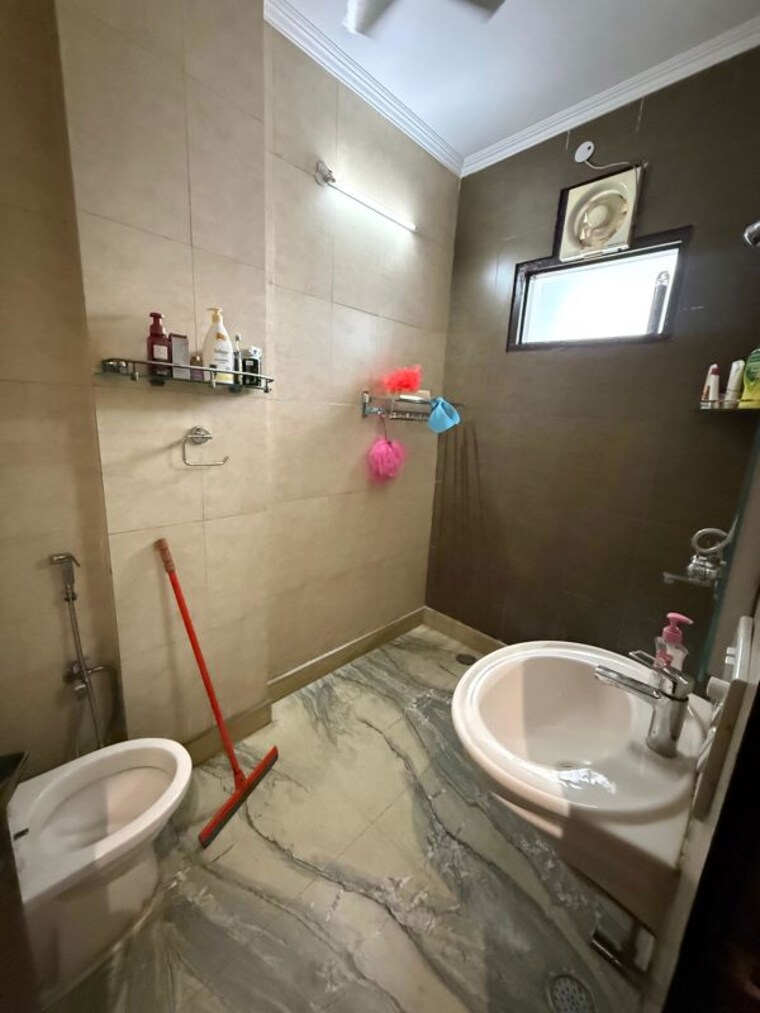 Bathroom, paschim vihar 3 Bedroom 200 Sq.Yd. Builder Floor In Paschim Vihar Delhi 10759163