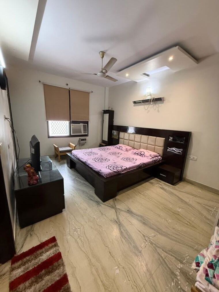 Bedroom, paschim vihar 3 Bedroom 200 Sq.Yd. Builder Floor In Paschim Vihar Delhi 10759163