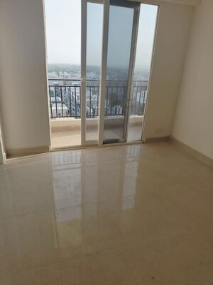 Room in 2 BHK Apartment at Signature Global Prime, Sector 63a – for Rent