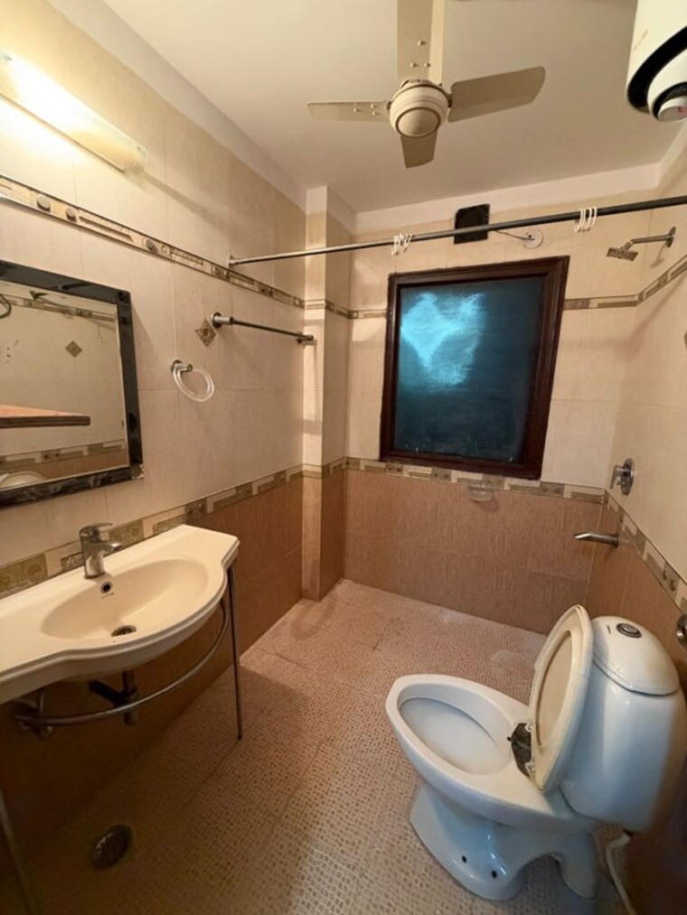 Bathroom, nehru enclave 4 Bedroom 250 Sq.Yd. Builder Floor In Nehru Enclave Delhi 10759260