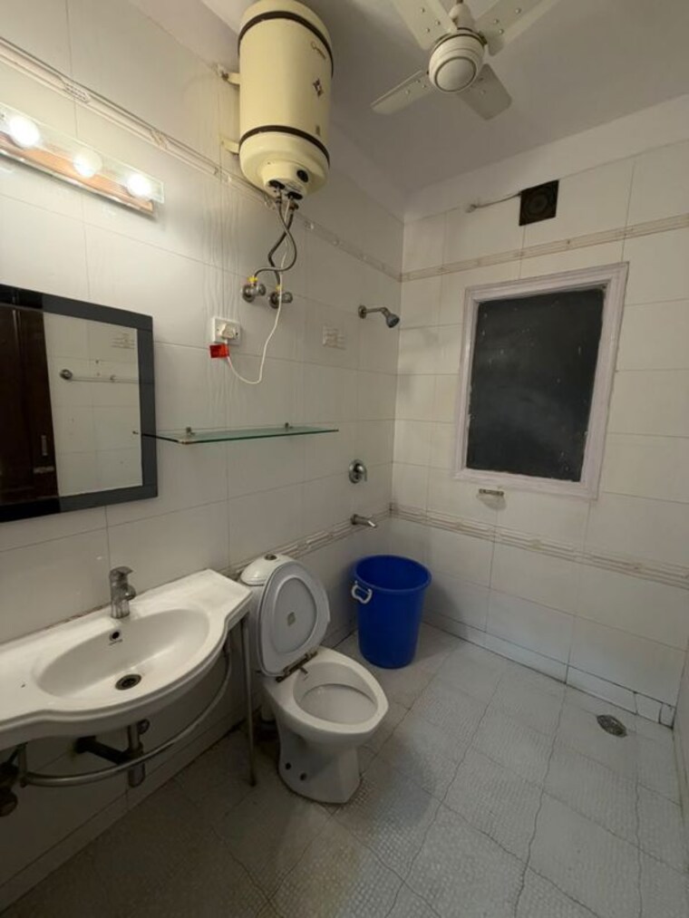 Bathroom, nehru enclave 4 Bedroom 250 Sq.Yd. Builder Floor In Nehru Enclave Delhi 10759260
