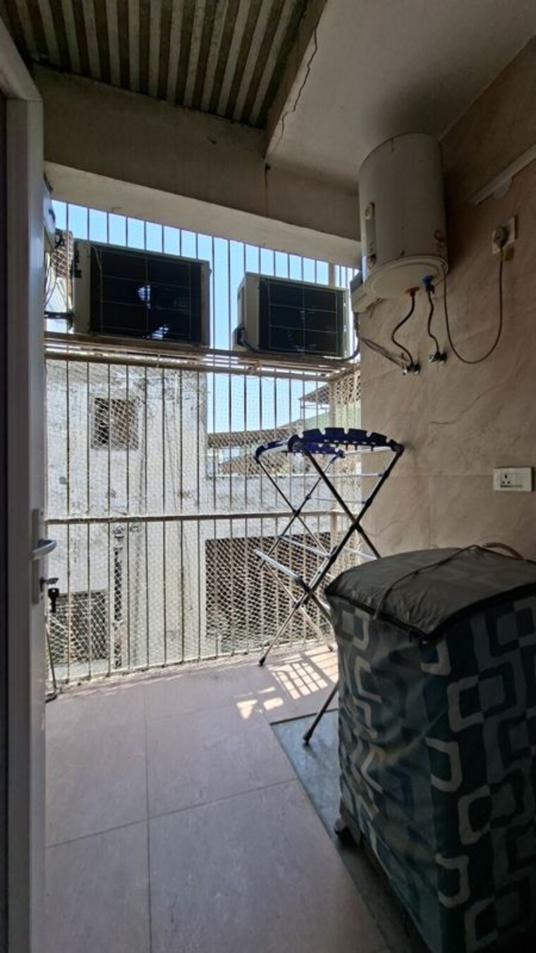 Balcony, green park 3 Bedroom 200 Sq.Yd. Builder Floor In Green Park Delhi 10759269