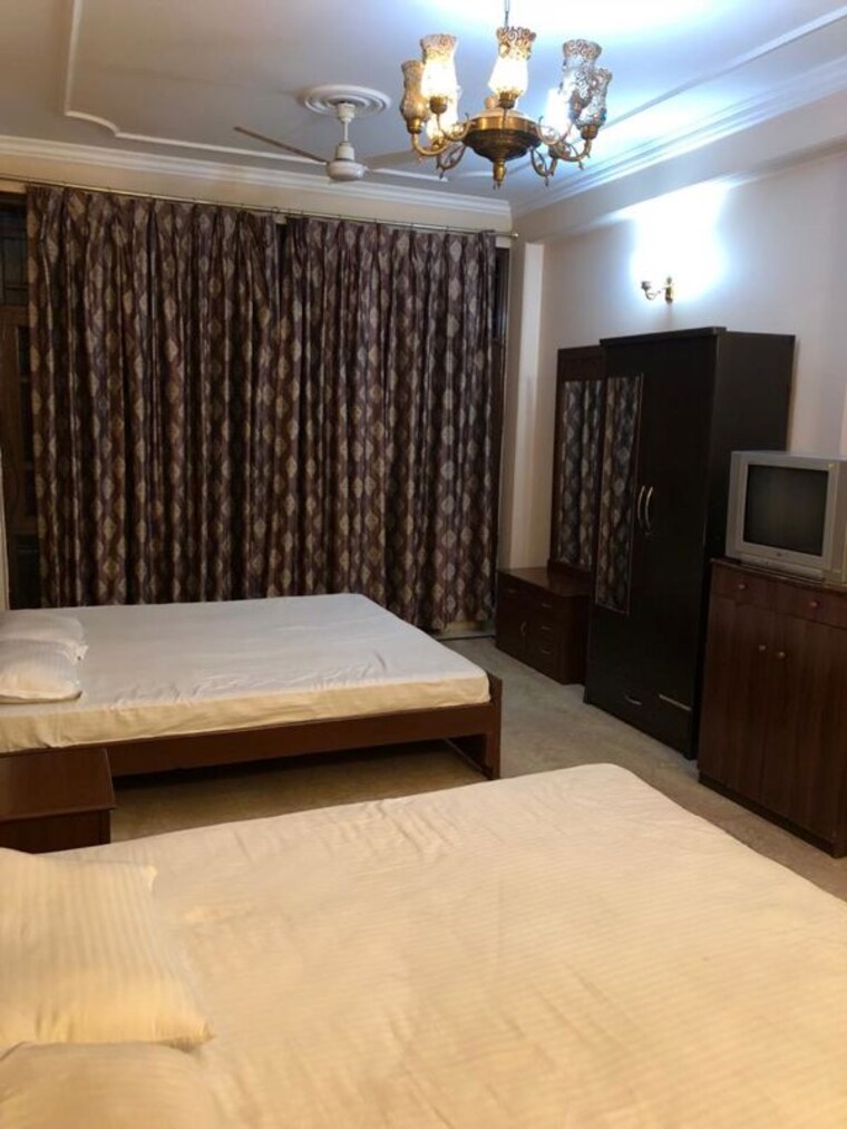 Bedroom, defence colony 3 Bedroom 217 Sq.Yd. Builder Floor In Defence Colony Delhi 10759275