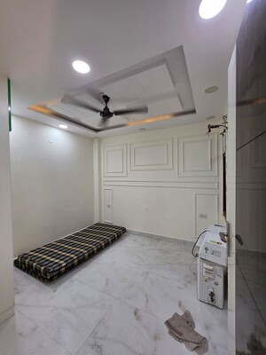 Room in 3 BHK Builder Floor at Dwarka Mor – for Rent