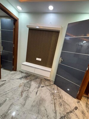 Room in 3 BHK Builder Floor at Mohan Garden – for Rent