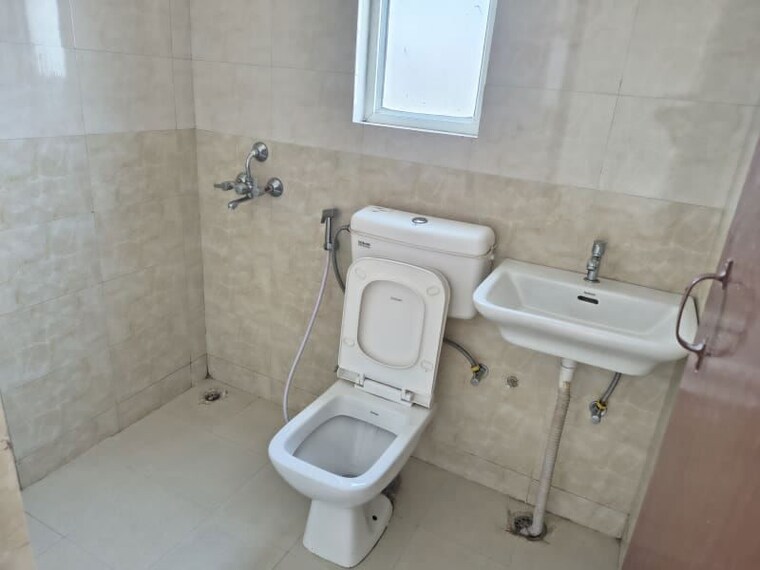 Bathroom, rof-amaltas 3 Bedroom 838 Sq.Ft. Apartment In Sector 92 Gurgaon 10759338