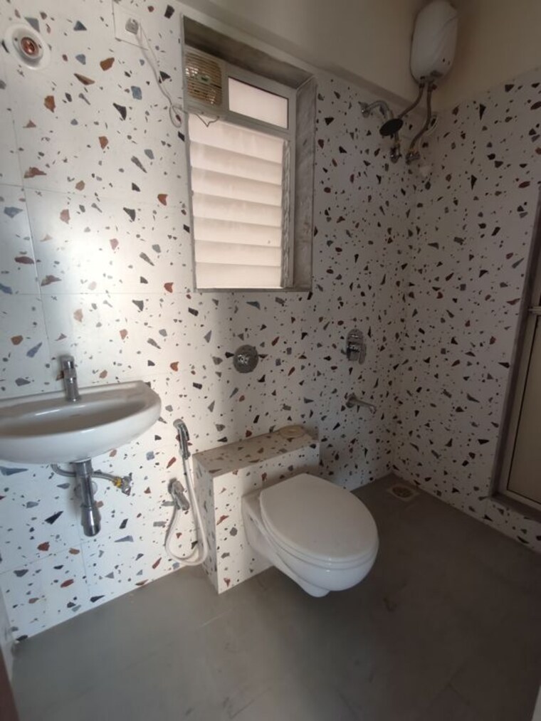 Bathroom, raunak-residency-thane 2 Bedroom 590 Sq.Ft. Apartment In Pokhran Road No One Thane 10759354