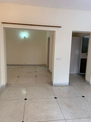Room in 3 BHK Builder Floor at Unitech South City II, Sector 50 – for Rent