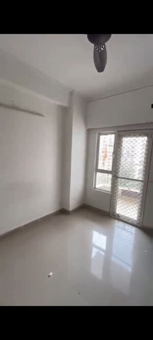 Room in 3 BHK Apartment at VVIP Addresses, Raj Nagar Extension – for Rent