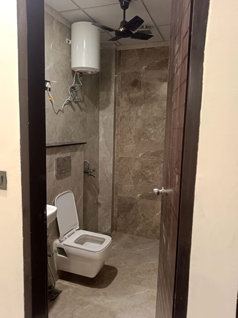 Bathroom, sector 52 3.5 Bedroom 2300 Sq.Ft. Builder Floor In Sector 52 Gurgaon 10759474