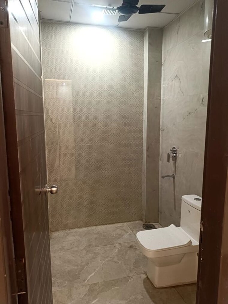 Bathroom, sector 52 3.5 Bedroom 2300 Sq.Ft. Builder Floor In Sector 52 Gurgaon 10759474
