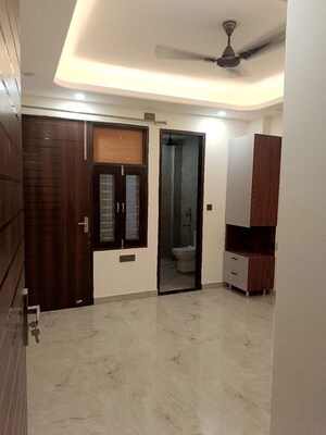 Room in 3.5 BHK Builder Floor at Sector 52 – for Rent