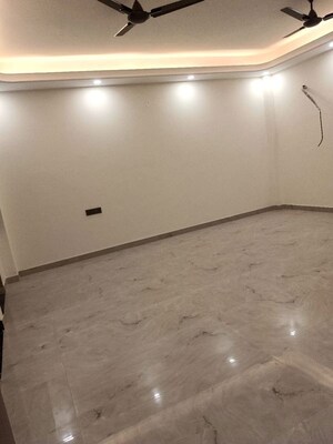 Room in 3.5 BHK Builder Floor at Sector 52 – for Rent
