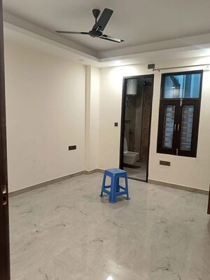 Room in 3.5 BHK Builder Floor at Sector 52 – for Rent