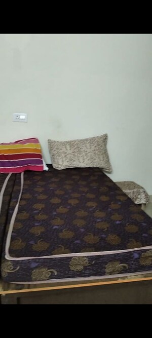 Bedroom in 2.5 BHK Apartment at Arun Vihar Sector 37, Sector 37 – for Rent